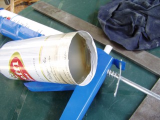 A s�r�sdoboz szilikonnal ken�se